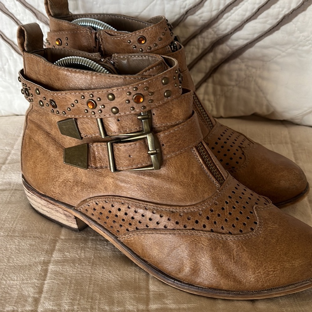Rue 21 Buckle Strap Detailed Booties Size 10, fit like a 9 - Picture 4 of 13